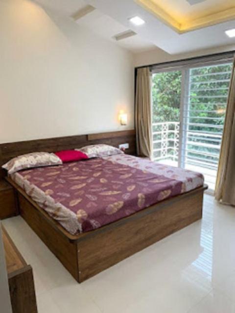 Monarch Holidays,นาสิก ภายนอก รูปภาพ
